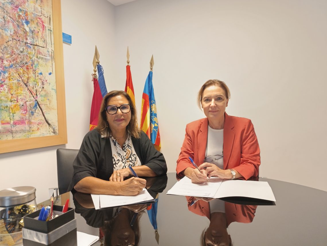 María del Mar Rodriguez firma convenio entre COAFA y el COPCV